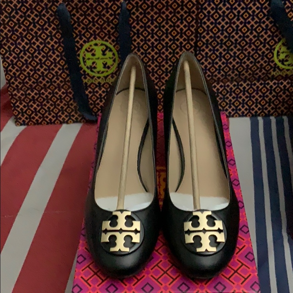 *SOLD* Like New Tory Burch 2” pump
